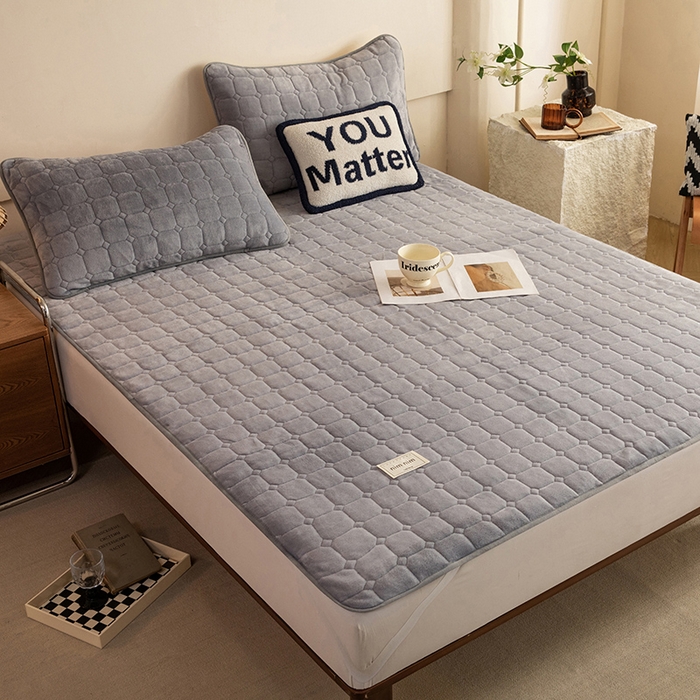 91家纺网 家纺一手货源 找家纺 眠博士 2025新款纯色简约牛奶绒夹棉床褥床笠系列-大床 牛奶绒夹棉床褥-浅灰