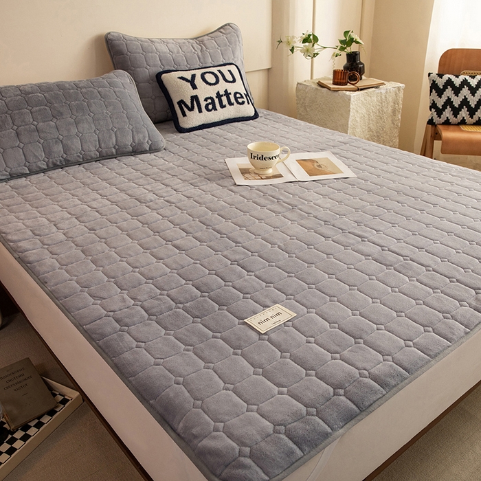 91家纺网 家纺一手货源 找家纺 眠博士 2025新款纯色简约牛奶绒夹棉床褥床笠系列-大床 牛奶绒夹棉床褥-浅灰