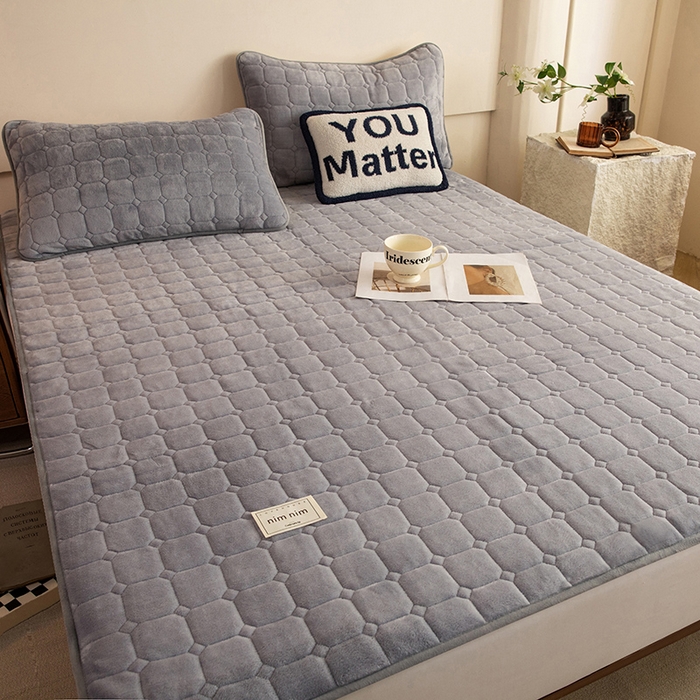 91家纺网 家纺一手货源 找家纺 眠博士 2025新款纯色简约牛奶绒夹棉床褥床笠系列-大床 牛奶绒夹棉床褥-浅灰