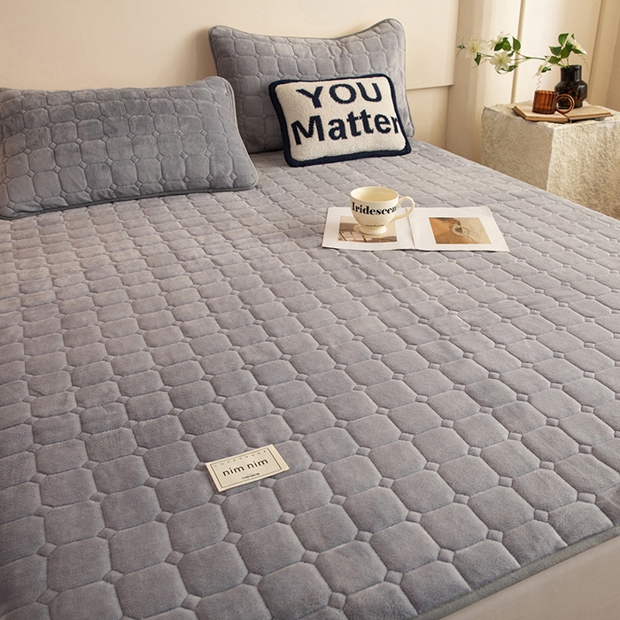 91家纺网 家纺一手货源 找家纺 眠博士 2025新款纯色简约牛奶绒夹棉床褥床笠系列-大床 牛奶绒夹棉床褥-浅灰