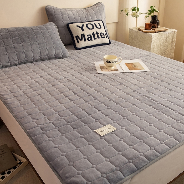 91家纺网 家纺一手货源 找家纺 眠博士 2025新款纯色简约牛奶绒夹棉床褥床笠系列-大床 牛奶绒夹棉床褥-浅灰