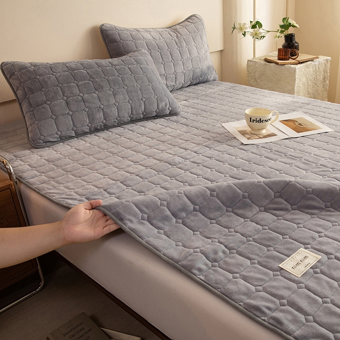 91家纺网 家纺一手货源 找家纺 眠博士 2025新款纯色简约牛奶绒夹棉床褥床笠系列-大床 牛奶绒夹棉床褥-浅灰