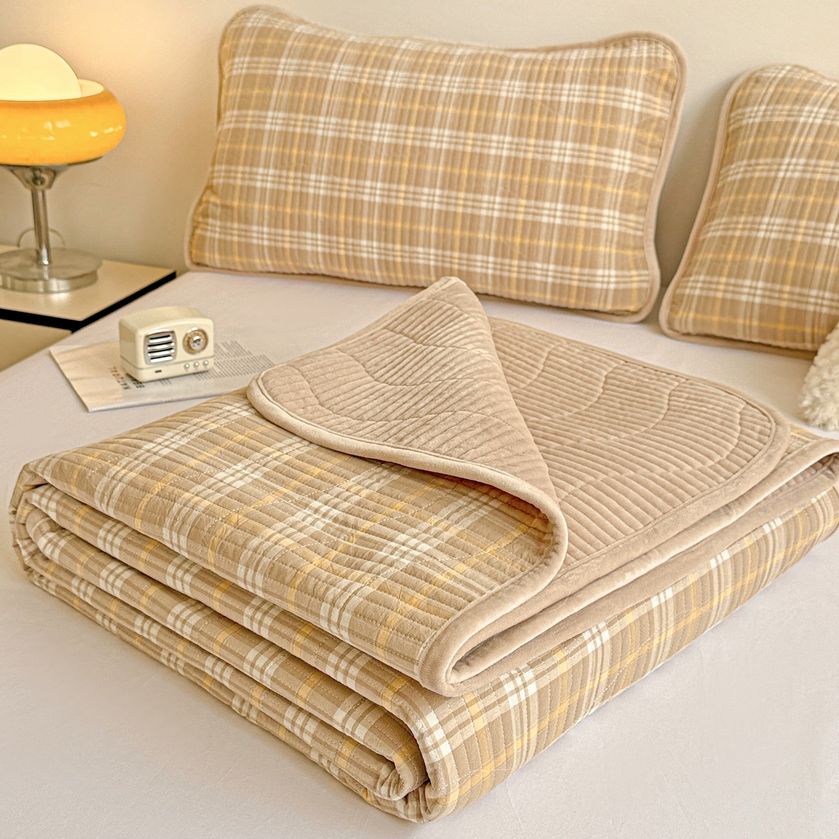 91家纺网 家纺一手货源 找家纺 （总）宜派家纺 2025新款无印风全棉色织水洗棉加厚婴儿绒床盖单件格纹简约夹棉炕盖床盖三件套