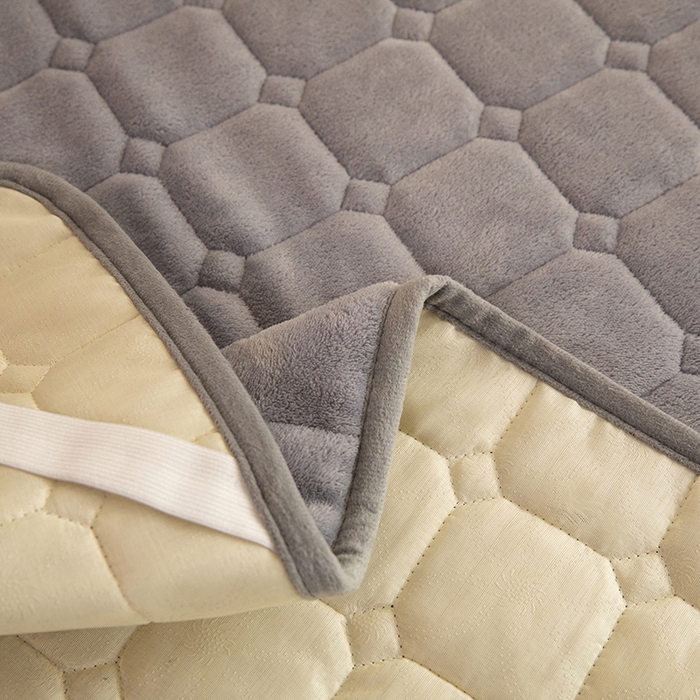 91家纺网 家纺一手货源 找家纺 眠博士 2025新款纯色简约牛奶绒夹棉床褥床笠系列-大床 牛奶绒夹棉床褥-浅灰