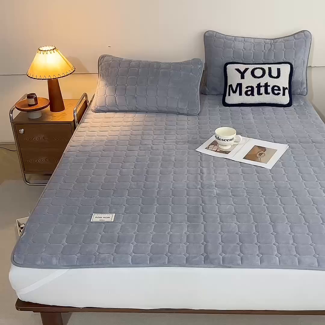 91家纺网 家纺一手货源 找家纺 眠博士 2025新款纯色简约牛奶绒夹棉床褥床笠系列-大床 牛奶绒夹棉床褥-浅灰