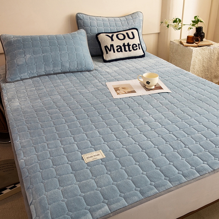 91家纺网 家纺一手货源 找家纺 眠博士 2025新款纯色简约牛奶绒夹棉床褥床笠系列-大床 牛奶绒夹棉床褥-雾霾蓝