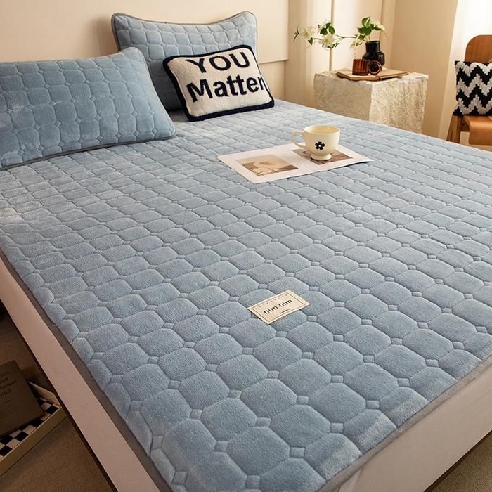 91家纺网 家纺一手货源 找家纺 眠博士 2025新款纯色简约牛奶绒夹棉床褥床笠系列-大床 牛奶绒夹棉床褥-雾霾蓝