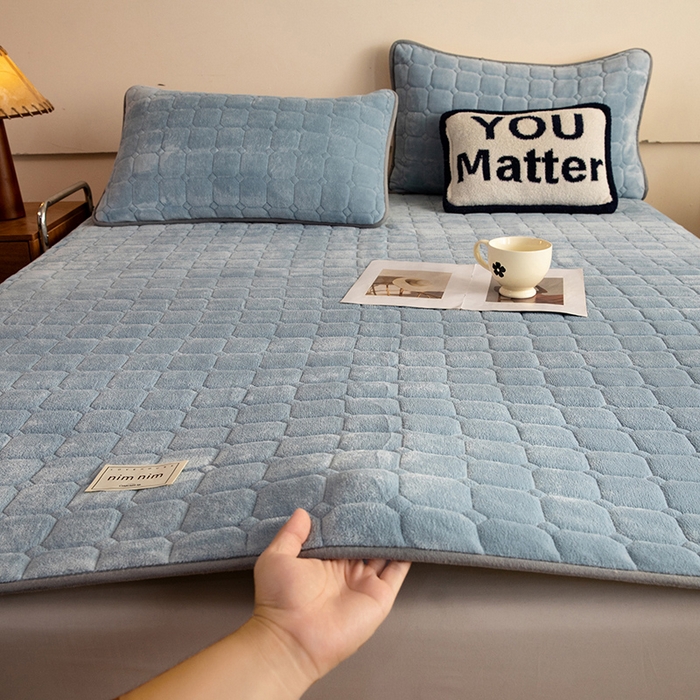 91家纺网 家纺一手货源 找家纺 眠博士 2025新款纯色简约牛奶绒夹棉床褥床笠系列-大床 牛奶绒夹棉床褥-雾霾蓝