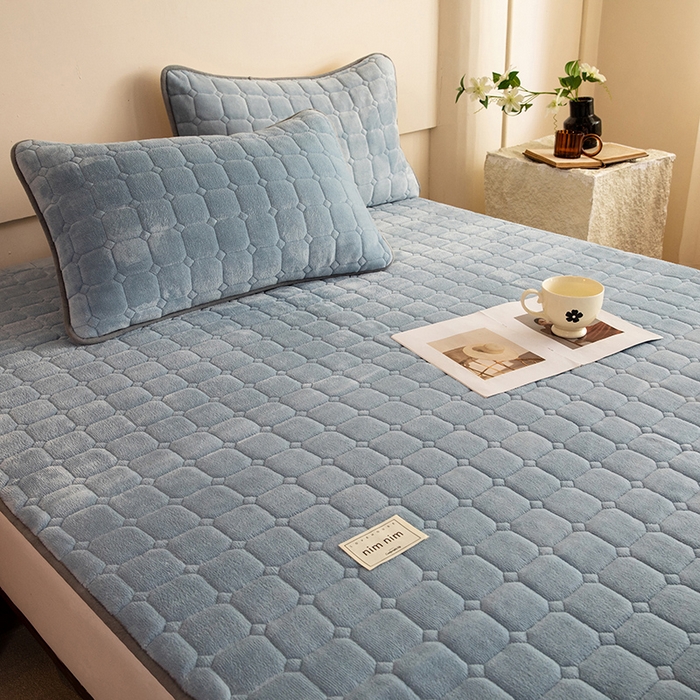 91家纺网 家纺一手货源 找家纺 眠博士 2025新款纯色简约牛奶绒夹棉床褥床笠系列-大床 牛奶绒夹棉床褥-雾霾蓝