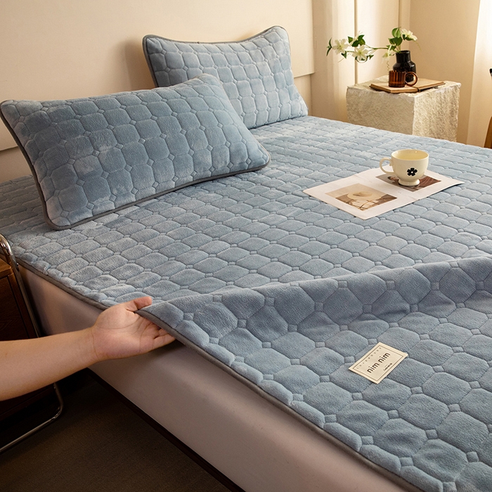 91家纺网 家纺一手货源 找家纺 眠博士 2025新款纯色简约牛奶绒夹棉床褥床笠系列-大床 牛奶绒夹棉床褥-雾霾蓝