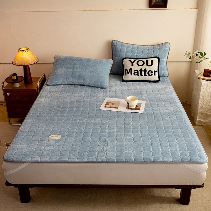 91家纺网 家纺一手货源 找家纺 眠博士 2025新款纯色简约牛奶绒夹棉床褥床笠系列-大床 牛奶绒夹棉床褥-雾霾蓝