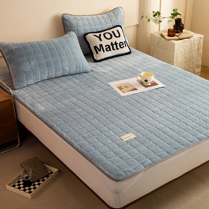 91家纺网 家纺一手货源 找家纺 眠博士 2025新款纯色简约牛奶绒夹棉床褥床笠系列-大床 牛奶绒夹棉床褥-雾霾蓝