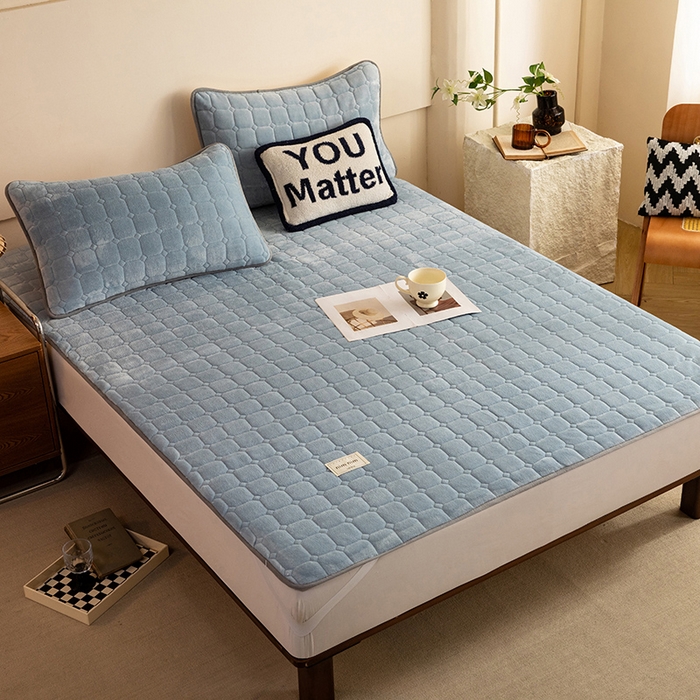 91家纺网 家纺一手货源 找家纺 眠博士 2025新款纯色简约牛奶绒夹棉床褥床笠系列-大床 牛奶绒夹棉床褥-雾霾蓝