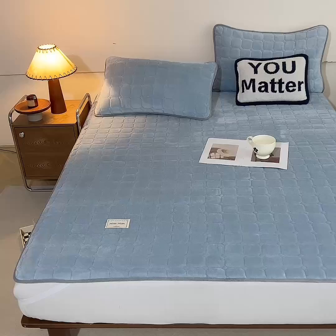 91家纺网 家纺一手货源 找家纺 眠博士 2025新款纯色简约牛奶绒夹棉床褥床笠系列-大床 牛奶绒夹棉床褥-雾霾蓝