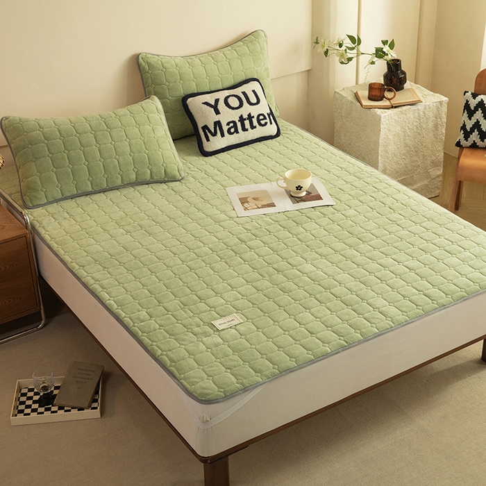 91家纺网 家纺一手货源 找家纺 眠博士 2025新款纯色简约牛奶绒夹棉床褥床笠系列-大床 牛奶绒夹棉床褥-苹果绿