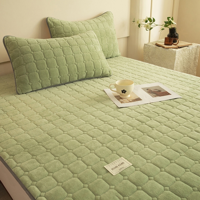 91家纺网 家纺一手货源 找家纺 眠博士 2025新款纯色简约牛奶绒夹棉床褥床笠系列-大床 牛奶绒夹棉床褥-苹果绿