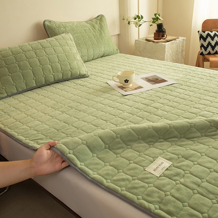 91家纺网 家纺一手货源 找家纺 眠博士 2025新款纯色简约牛奶绒夹棉床褥床笠系列-大床 牛奶绒夹棉床褥-苹果绿