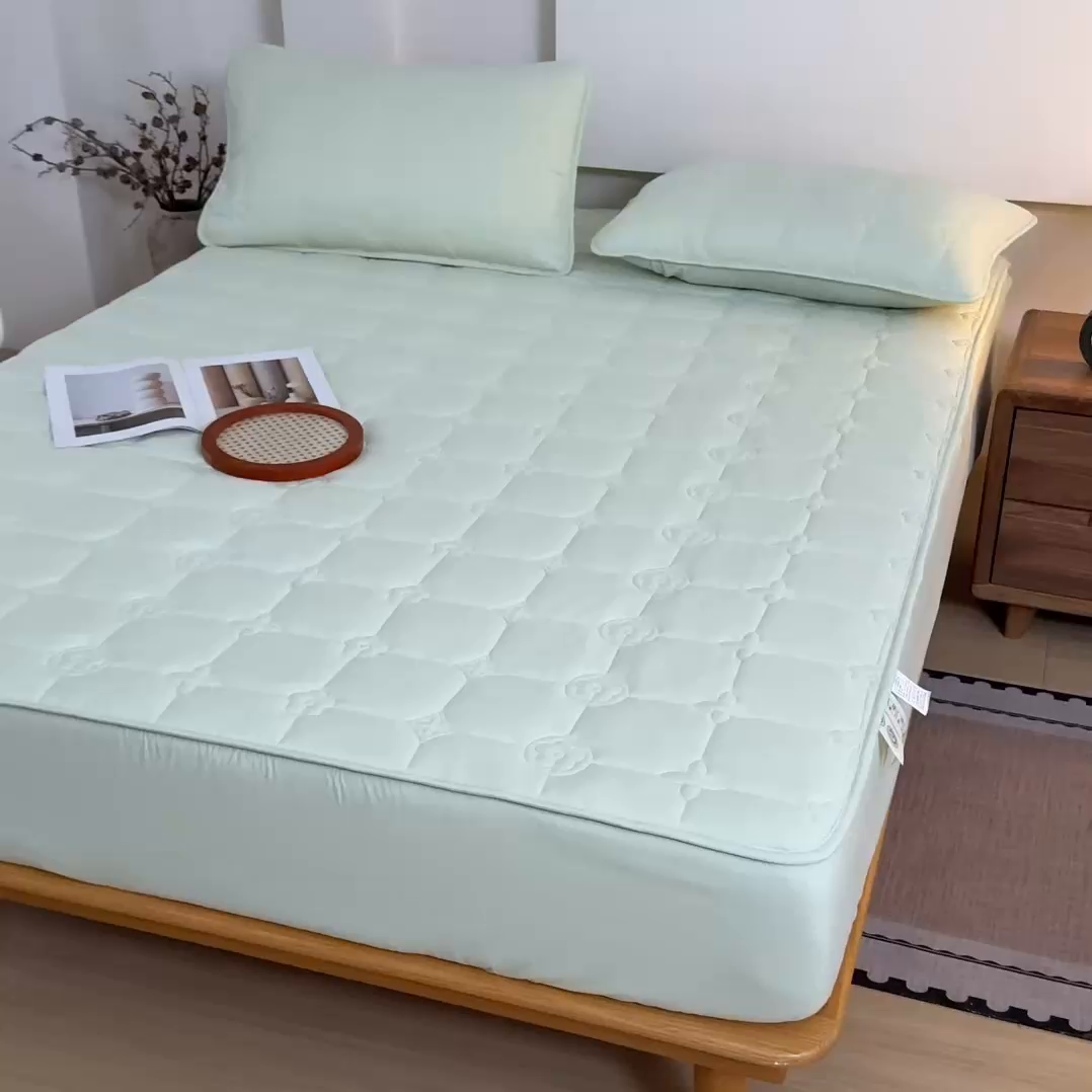 91家纺网 家纺一手货源 找家纺 瑞兴纺 2025年新款亲肤夹棉床笠 幸运格-抹茶绿