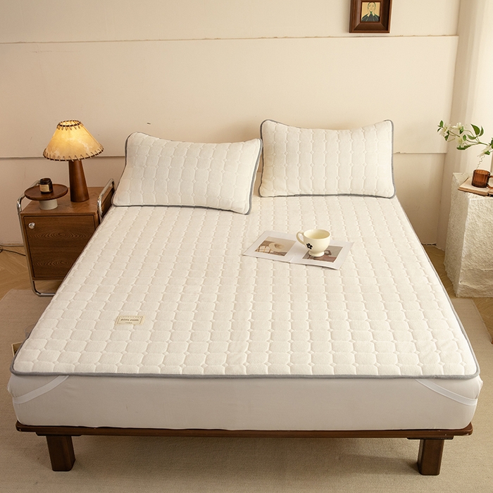 91家纺网 家纺一手货源 找家纺 眠博士 2025新款纯色简约牛奶绒夹棉床褥床笠系列-大床 牛奶绒夹棉床褥-奶白