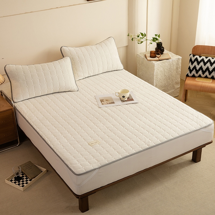 91家纺网 家纺一手货源 找家纺 眠博士 2025新款纯色简约牛奶绒夹棉床褥床笠系列-大床 牛奶绒夹棉床褥-奶白