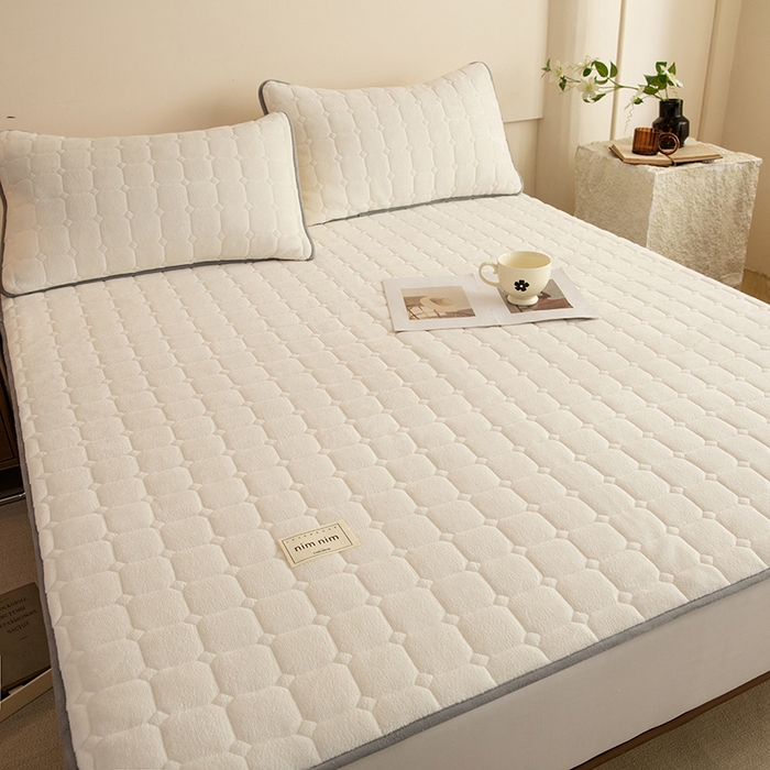 91家纺网 家纺一手货源 找家纺 眠博士 2025新款纯色简约牛奶绒夹棉床褥床笠系列-大床 牛奶绒夹棉床褥-奶白