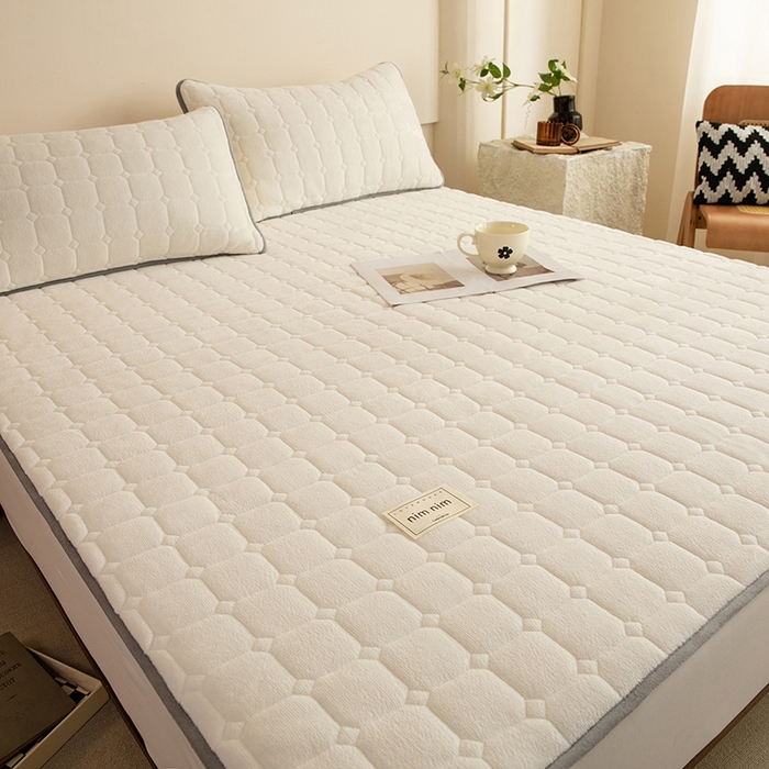 91家纺网 家纺一手货源 找家纺 眠博士 2025新款纯色简约牛奶绒夹棉床褥床笠系列-大床 牛奶绒夹棉床褥-奶白