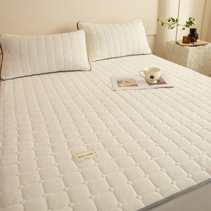 91家纺网 家纺一手货源 找家纺 眠博士 2025新款纯色简约牛奶绒夹棉床褥床笠系列-大床 牛奶绒夹棉床褥-奶白