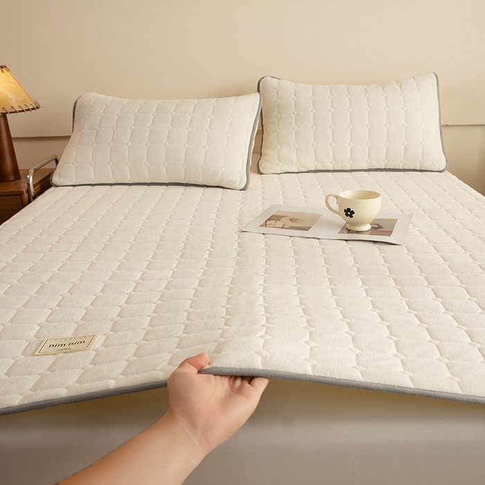 91家纺网 家纺一手货源 找家纺 眠博士 2025新款纯色简约牛奶绒夹棉床褥床笠系列-大床 牛奶绒夹棉床褥-奶白