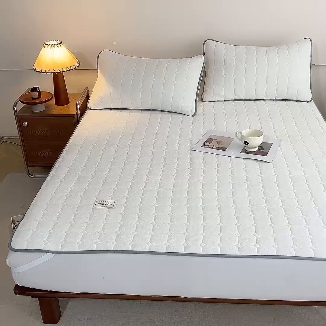 91家纺网 家纺一手货源 找家纺 眠博士 2025新款纯色简约牛奶绒夹棉床褥床笠系列-大床 牛奶绒夹棉床褥-奶白