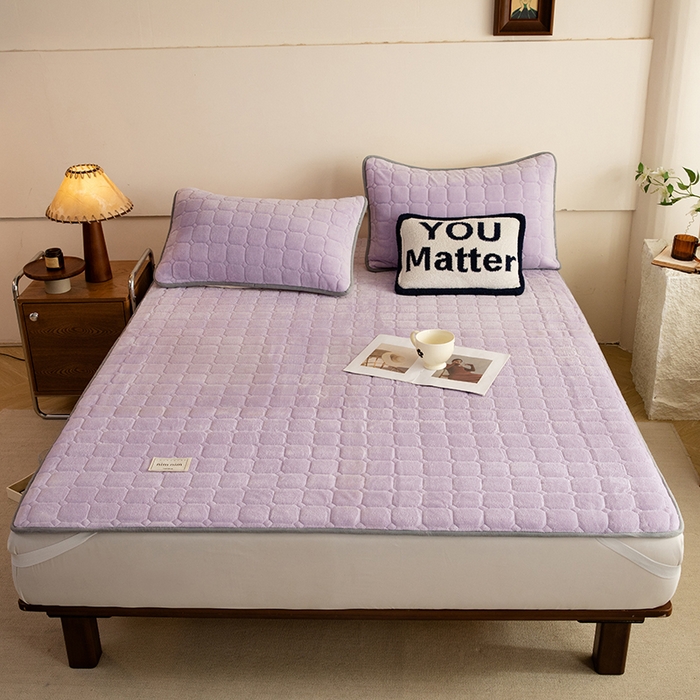 91家纺网 家纺一手货源 找家纺 眠博士 2025新款纯色简约牛奶绒夹棉床褥床笠系列-大床 牛奶绒夹棉床褥-丁香紫