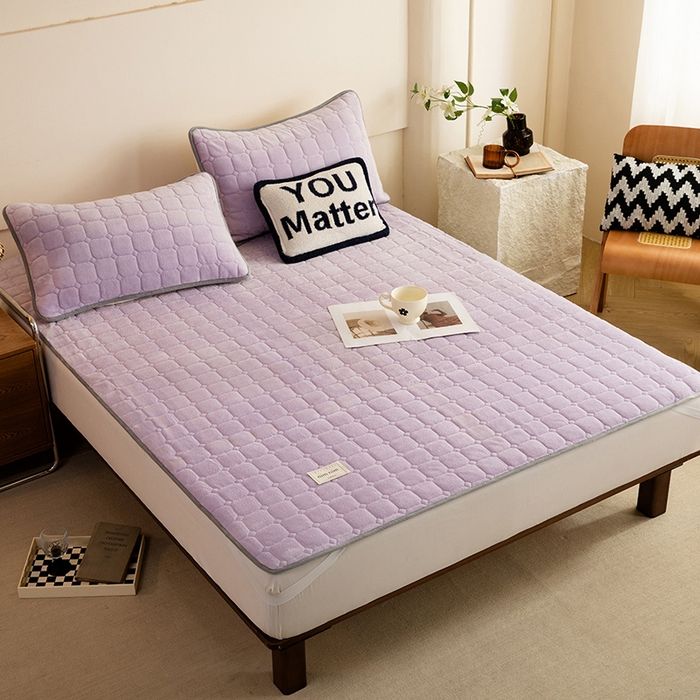 91家纺网 家纺一手货源 找家纺 眠博士 2025新款纯色简约牛奶绒夹棉床褥床笠系列-大床 牛奶绒夹棉床褥-丁香紫