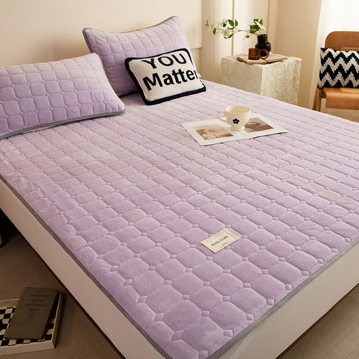 91家纺网 家纺一手货源 找家纺 眠博士 2025新款纯色简约牛奶绒夹棉床褥床笠系列-大床 牛奶绒夹棉床褥-丁香紫