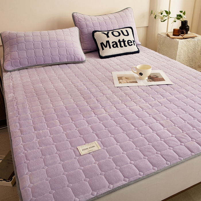 91家纺网 家纺一手货源 找家纺 眠博士 2025新款纯色简约牛奶绒夹棉床褥床笠系列-大床 牛奶绒夹棉床褥-丁香紫