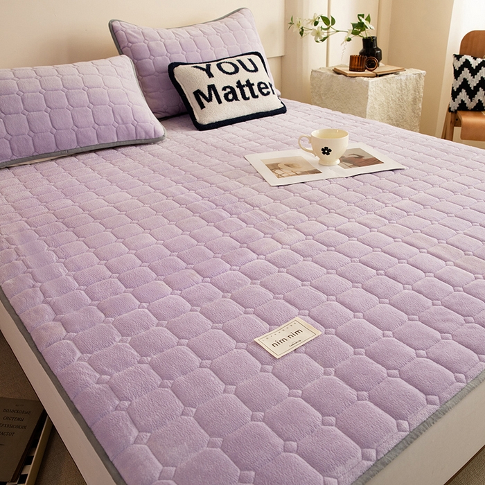 91家纺网 家纺一手货源 找家纺 眠博士 2025新款纯色简约牛奶绒夹棉床褥床笠系列-大床 牛奶绒夹棉床褥-丁香紫