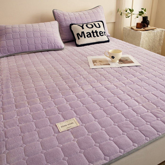 91家纺网 家纺一手货源 找家纺 眠博士 2025新款纯色简约牛奶绒夹棉床褥床笠系列-大床 牛奶绒夹棉床褥-丁香紫
