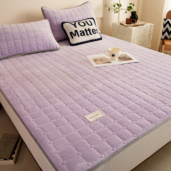 91家纺网 家纺一手货源 找家纺 眠博士 2025新款纯色简约牛奶绒夹棉床褥床笠系列-大床 牛奶绒夹棉床褥-丁香紫