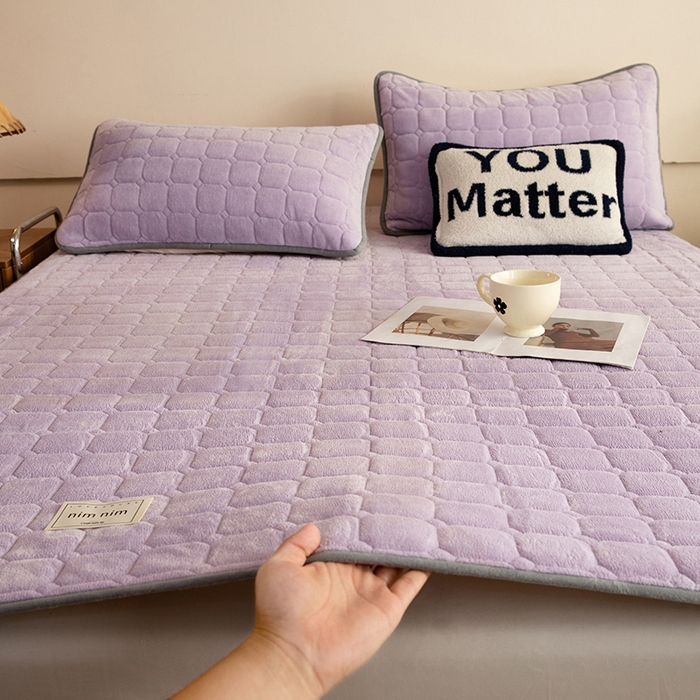 91家纺网 家纺一手货源 找家纺 眠博士 2025新款纯色简约牛奶绒夹棉床褥床笠系列-大床 牛奶绒夹棉床褥-丁香紫