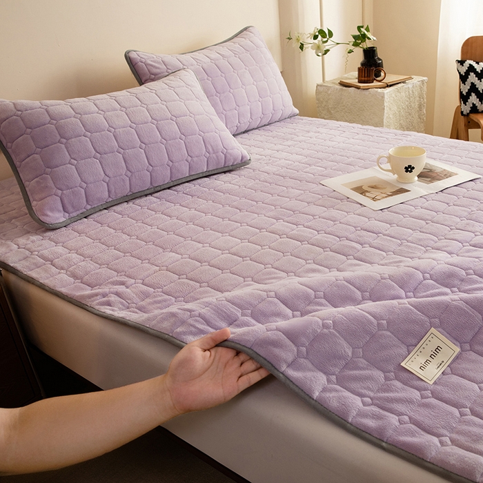 91家纺网 家纺一手货源 找家纺 眠博士 2025新款纯色简约牛奶绒夹棉床褥床笠系列-大床 牛奶绒夹棉床褥-丁香紫