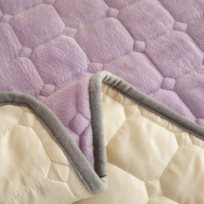 91家纺网 家纺一手货源 找家纺 眠博士 2025新款纯色简约牛奶绒夹棉床褥床笠系列-大床 牛奶绒夹棉床褥-丁香紫