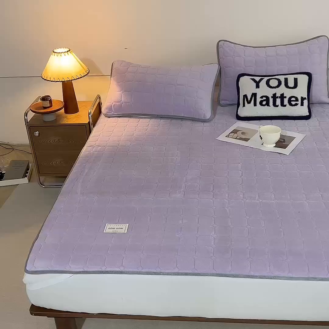 91家纺网 家纺一手货源 找家纺 眠博士 2025新款纯色简约牛奶绒夹棉床褥床笠系列-大床 牛奶绒夹棉床褥-丁香紫