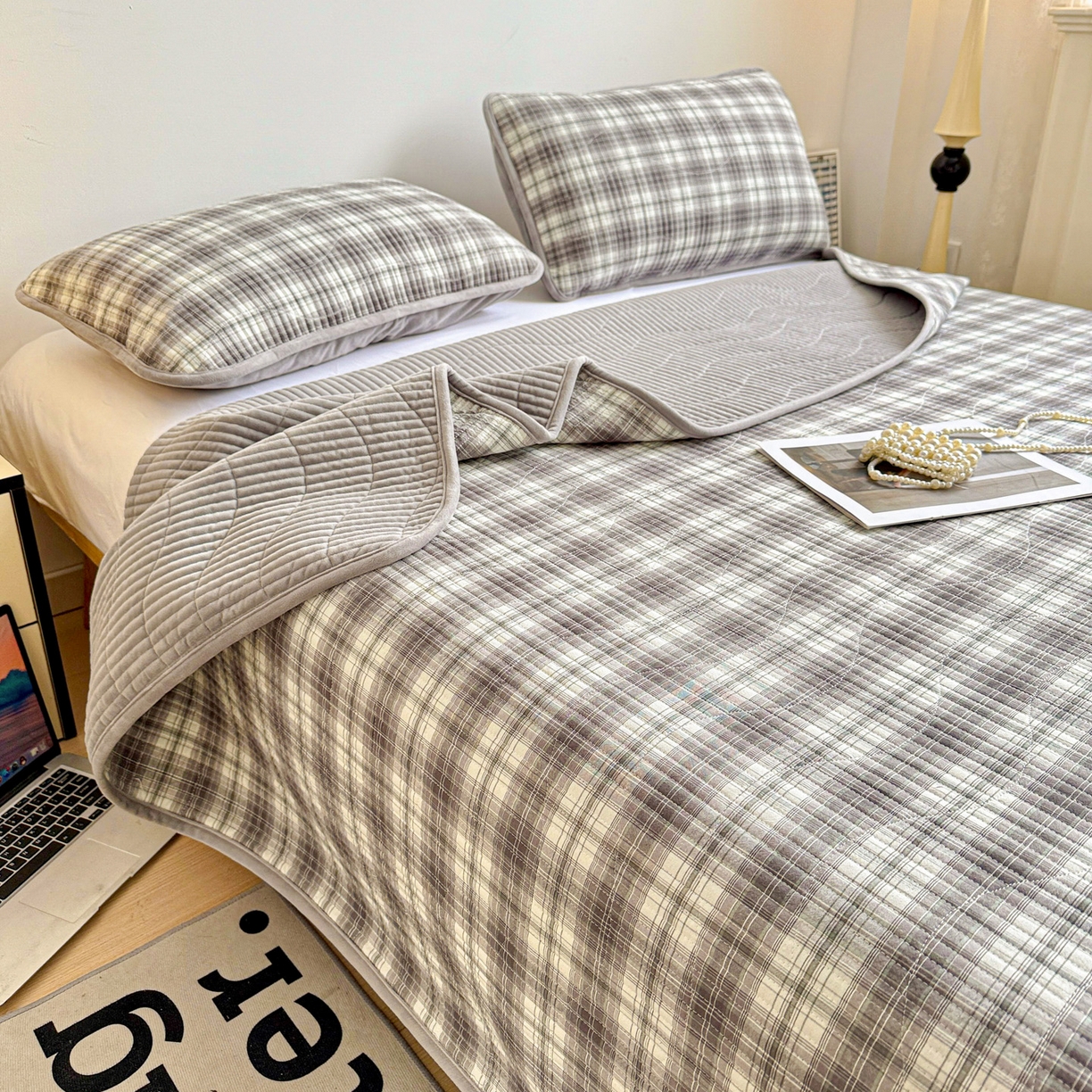 91家纺网 家纺一手货源 找家纺 （总）宜派家纺 2025新款无印风全棉色织水洗棉加厚婴儿绒床盖单件格纹简约夹棉炕盖床盖三件套