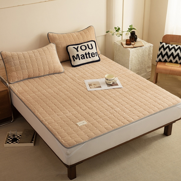 91家纺网 家纺一手货源 找家纺 眠博士 2025新款纯色简约牛奶绒夹棉床褥床笠系列-大床 牛奶绒夹棉床褥-暖咖