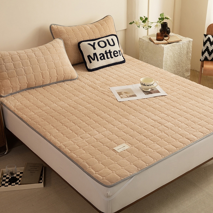 91家纺网 家纺一手货源 找家纺 眠博士 2025新款纯色简约牛奶绒夹棉床褥床笠系列-大床 牛奶绒夹棉床褥-暖咖