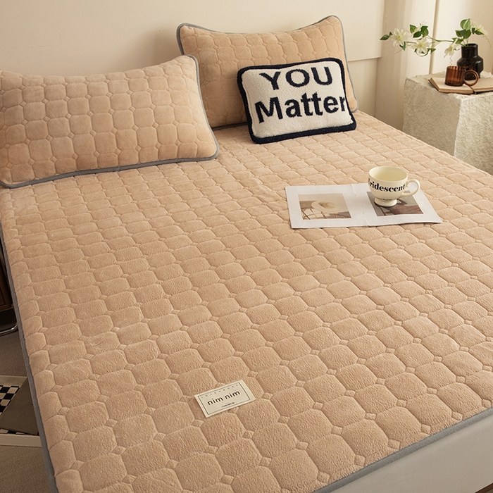 91家纺网 家纺一手货源 找家纺 眠博士 2025新款纯色简约牛奶绒夹棉床褥床笠系列-大床 牛奶绒夹棉床褥-暖咖