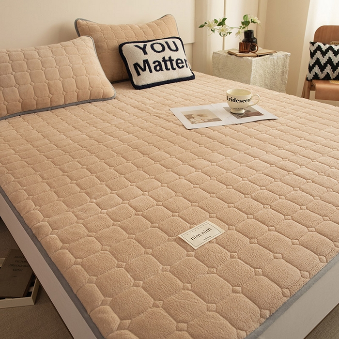 91家纺网 家纺一手货源 找家纺 眠博士 2025新款纯色简约牛奶绒夹棉床褥床笠系列-大床 牛奶绒夹棉床褥-暖咖