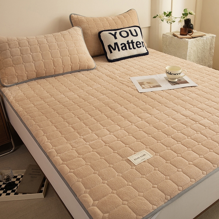 91家纺网 家纺一手货源 找家纺 眠博士 2025新款纯色简约牛奶绒夹棉床褥床笠系列-大床 牛奶绒夹棉床褥-暖咖