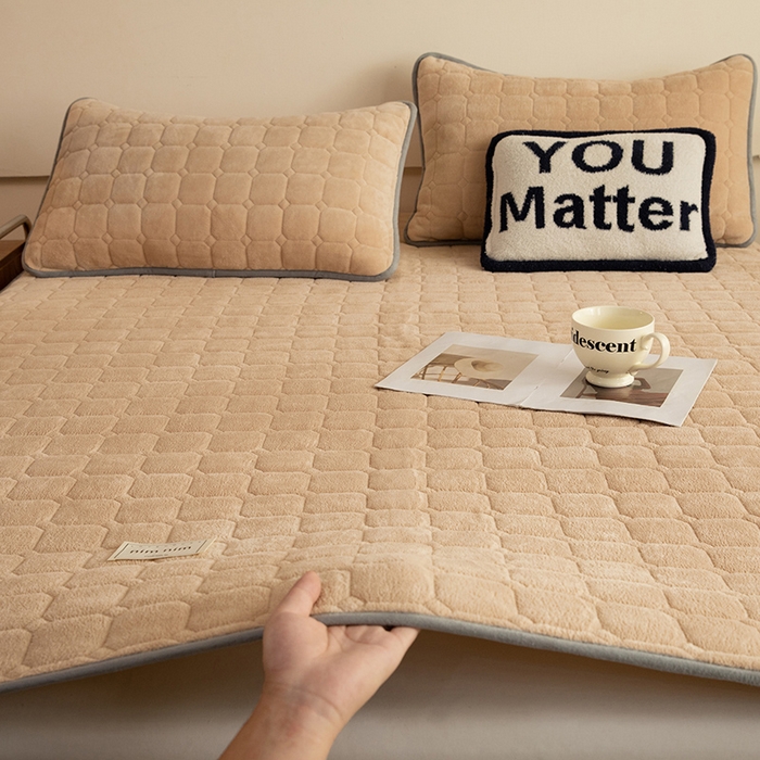 91家纺网 家纺一手货源 找家纺 眠博士 2025新款纯色简约牛奶绒夹棉床褥床笠系列-大床 牛奶绒夹棉床褥-暖咖