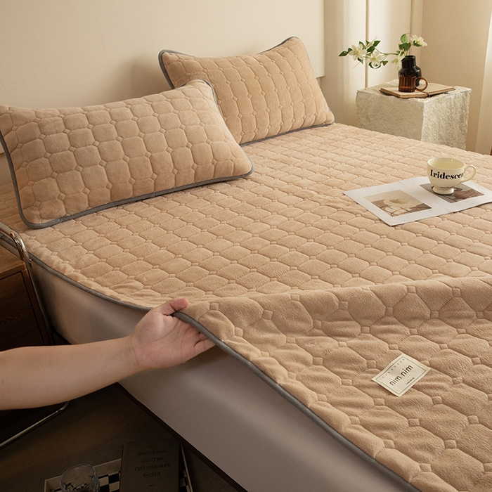 91家纺网 家纺一手货源 找家纺 眠博士 2025新款纯色简约牛奶绒夹棉床褥床笠系列-大床 牛奶绒夹棉床褥-暖咖