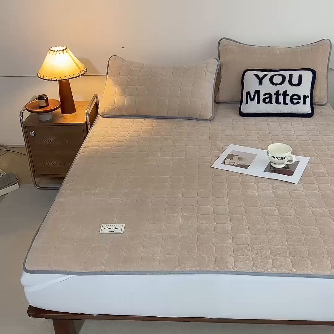 91家纺网 家纺一手货源 找家纺 眠博士 2025新款纯色简约牛奶绒夹棉床褥床笠系列-大床 牛奶绒夹棉床褥-暖咖