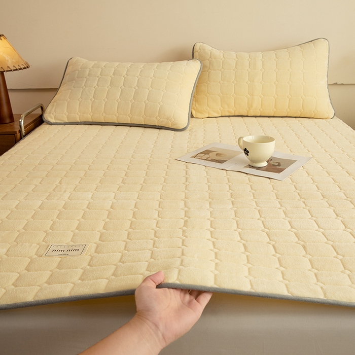 91家纺网 家纺一手货源 找家纺 眠博士 2025新款纯色简约牛奶绒夹棉床褥床笠系列-大床 牛奶绒夹棉床褥-鹅黄